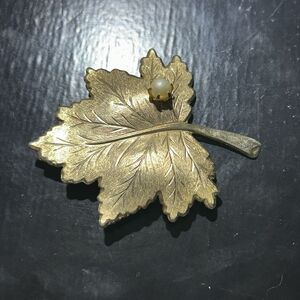 Vintage Signed Sarah Coventry Large Big Leaf Pin Brooch Gold tone Faux Pearl